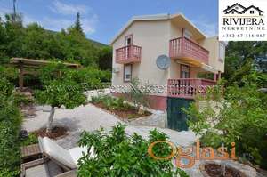 Sarmantna porodicna kuca Herceg Novi naselje Bijela